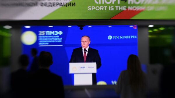 Экран с трансляцией выступления президента РФ Владимира Путина на пленарном заседании ПМЭФ-2022 - Sputnik Южная Осетия