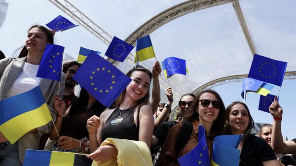 Люди с флагами Украины и Евросоюза - Sputnik Южная Осетия