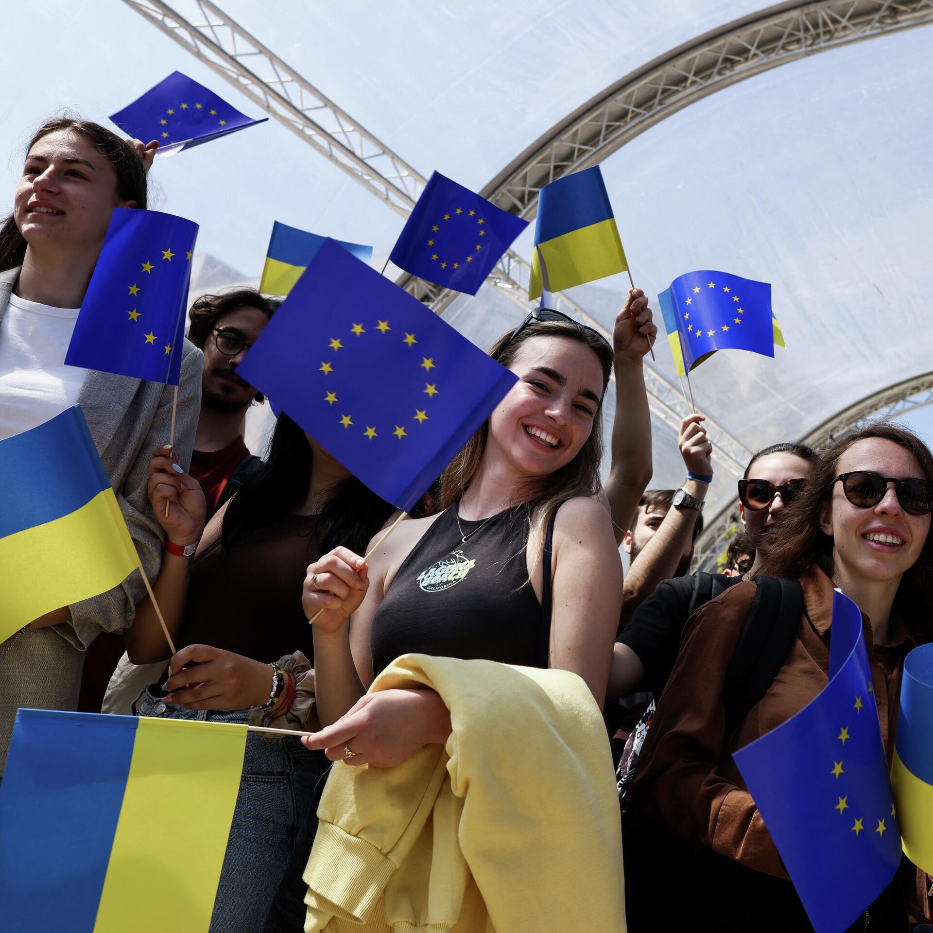 Украина принята в евросоюз. Человек с украинским флагом. Флаг Украины и ЕС. Украина люди. Украина Евросоюз.