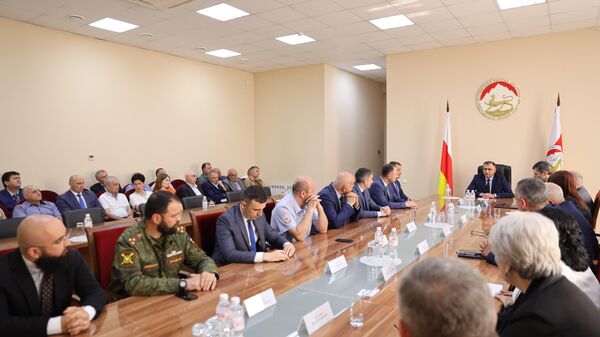 Президент Алан Гаглоев представил правительству нового премьер-министра Константина Джуссоева  - Sputnik Южная Осетия