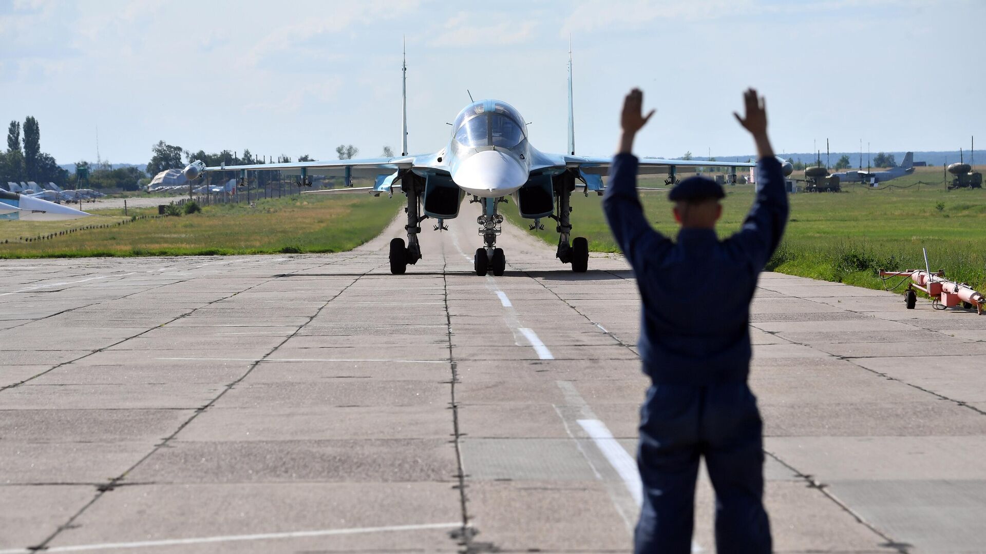 Самолеты-бомбардировщики Су-34 в зоне спецоперации - Sputnik Южная Осетия, 1920, 05.08.2022