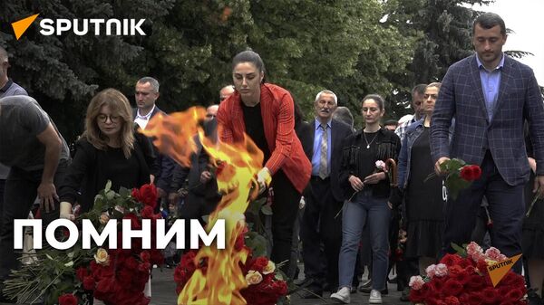 У Вечного огня в Цхинвале зажгли свечи памяти - видео  - Sputnik Южная Осетия