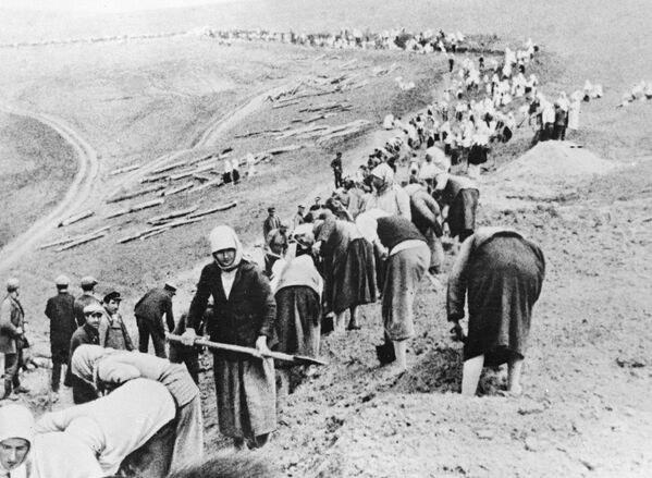 Колхозники строят оборонительные рубежи в прифронтовой полосе, июнь 1941 год - Sputnik Южная Осетия