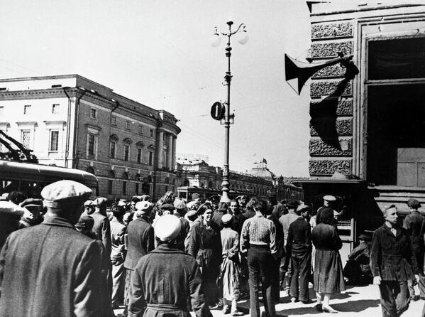 Жители Ленинграда 22 июня 1941 года во время объявления по радио правительственного сообщения о нападении фашистской Германии на Советский Союз - Sputnik Южная Осетия