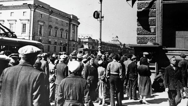 Жители Ленинграда 22 июня 1941 года во время объявления по радио правительственного сообщения о нападении фашистской Германии на Советский Союз - Sputnik Южная Осетия