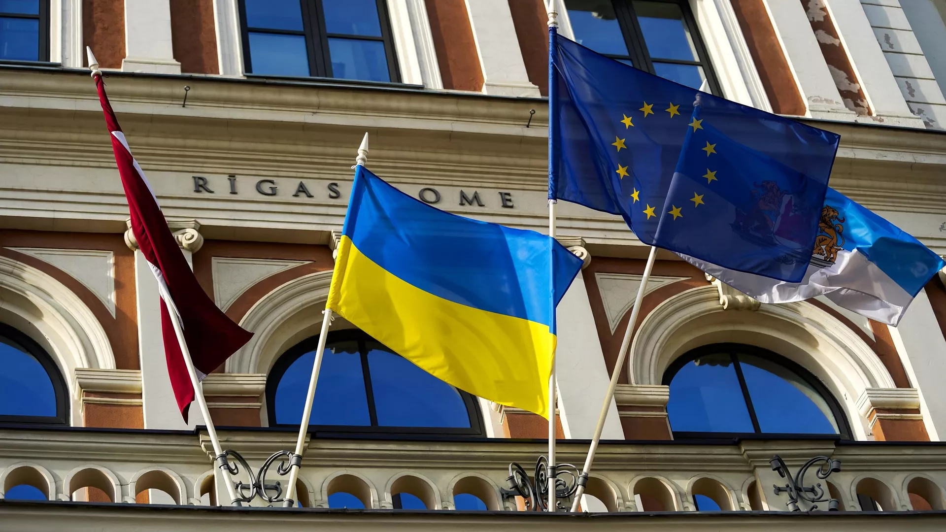  Флаг Украины на здании Рижской думы. 