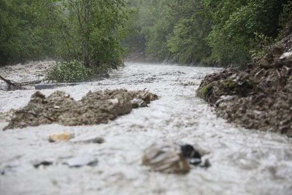 В июне из-за обильных дождей в реках Южной Осетии поднялся уровень воды. В результате оказались размыты дороги ко многим селам республики. - Sputnik Южная Осетия