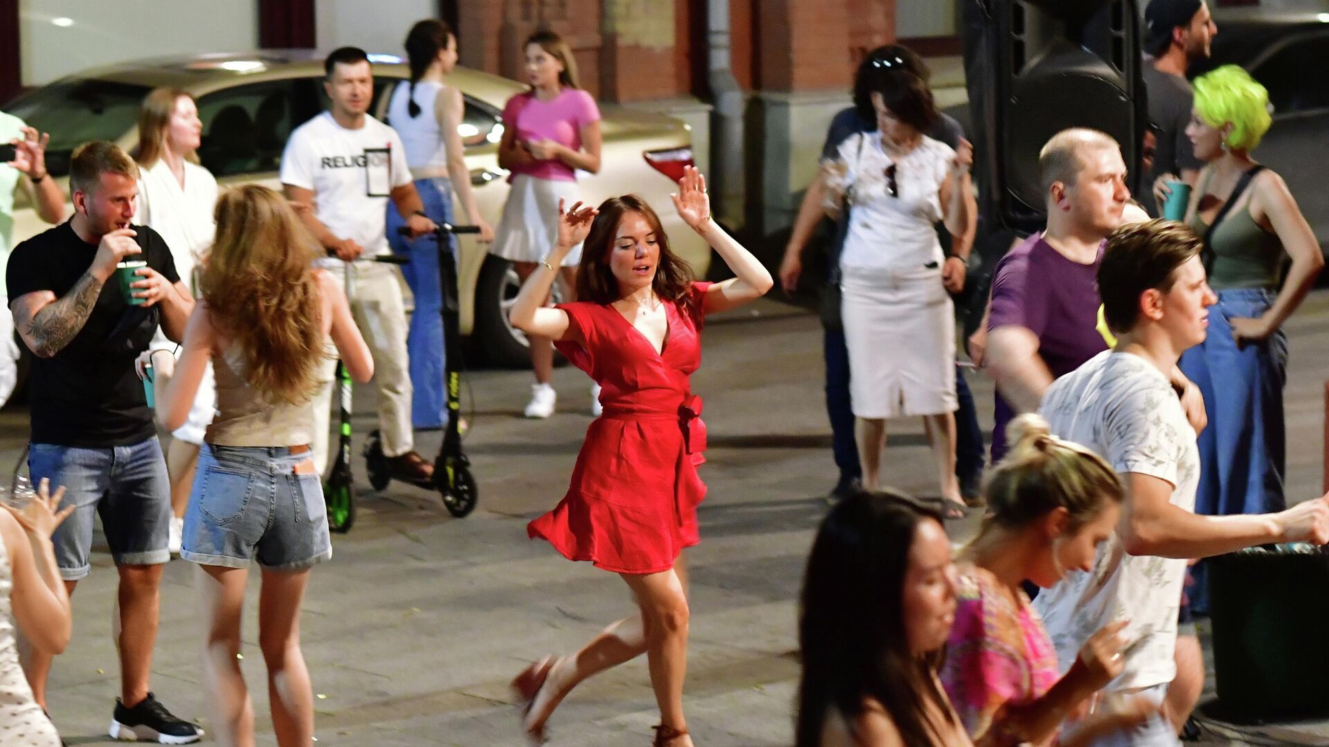 Люди танцуют на летней веранде одного из ресторанов в центре Москвы. Архивное фото. - Sputnik Южная Осетия, 1920, 01.07.2022