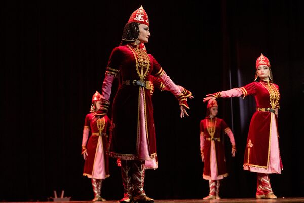 Танцоры главного ансамбля республики, невзирая на опыт работы и  мастерство, проводят по четыре часа напряженных репетиций в день. - Sputnik Южная Осетия