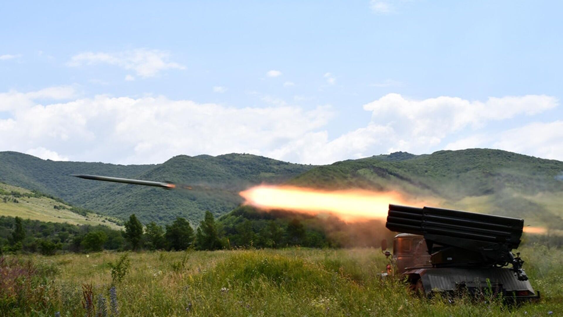 Артиллеристы МО провели стрельбу из крупнокалиберных орудий - Sputnik Южная Осетия, 1920, 01.07.2022