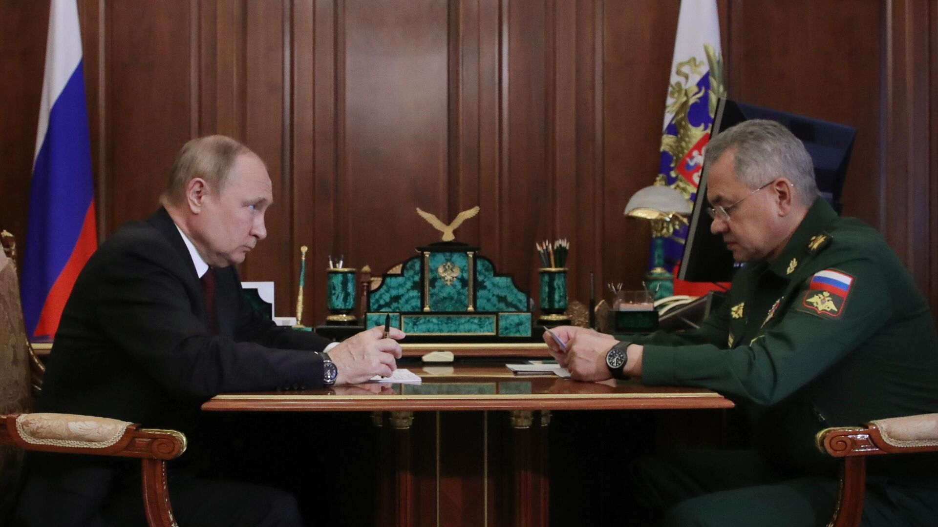 Президент РФ В. Путин провел встречу с министром обороны РФ С. Шойгу - Sputnik Южная Осетия, 1920, 27.10.2022