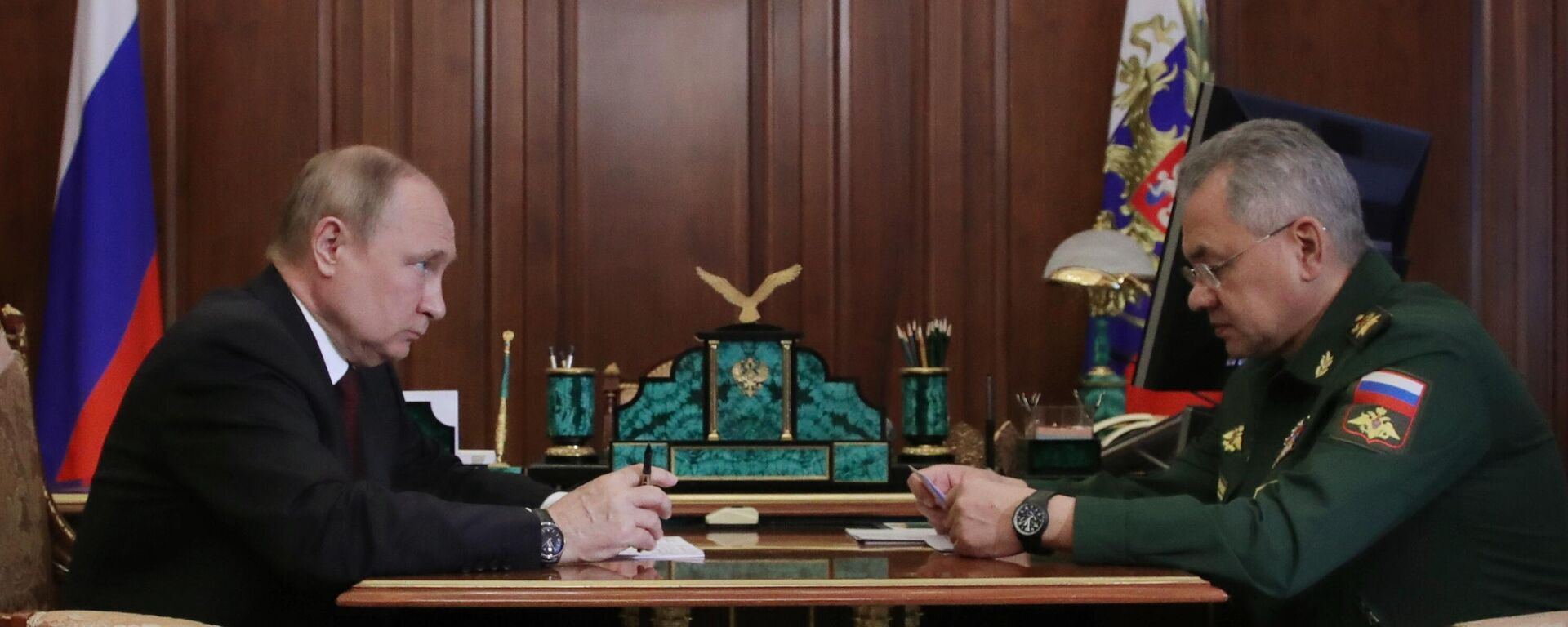 Президент РФ В. Путин провел встречу с министром обороны РФ С. Шойгу - Sputnik Южная Осетия, 1920, 04.07.2022
