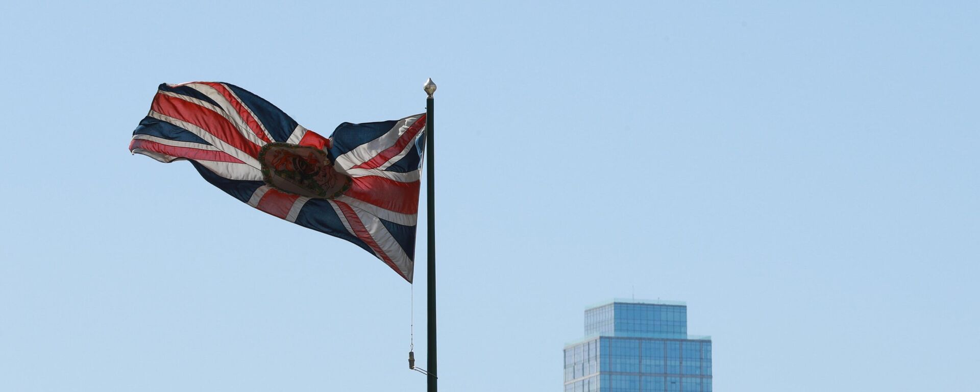 Флаг Великобритании на здании посольства Великобритании в Москве - Sputnik Южная Осетия, 1920, 04.07.2022