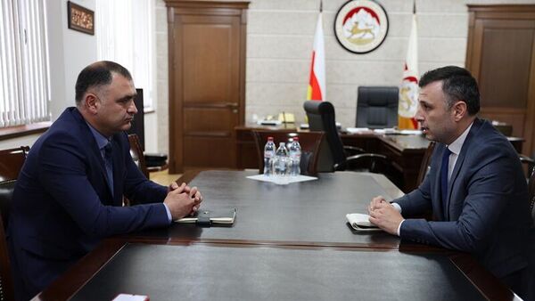 Встреча президента Алана Гаглоева с министром юстиции Олегом Гаглоевым  - Sputnik Южная Осетия