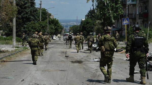 Российские военные на улицах освобожденного Лисичанска - Sputnik Южная Осетия