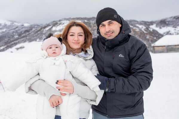 Супруги Андрей Малдзигов и Джульетта Козаева с дочкой. - Sputnik Южная Осетия