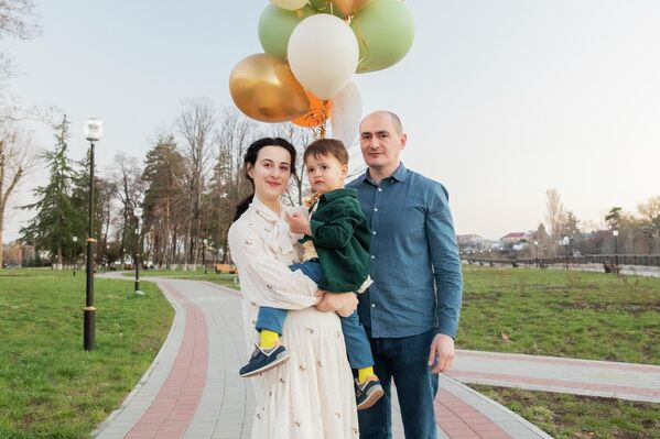 Супруги Азамат Чамоков и Зарина Техова с сыном. - Sputnik Южная Осетия