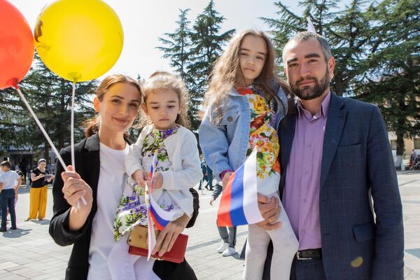 Супруги Алан Маргиев и Мадина Алборова с дочками. - Sputnik Южная Осетия