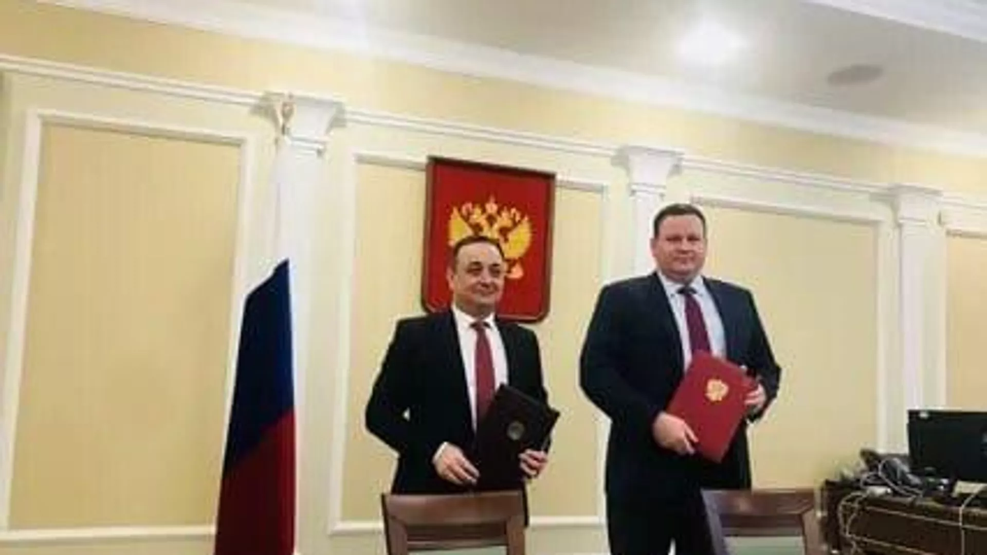  Посол Южной Осетии в России Знаур Гассиев (слева) и министр труда и социальной защиты РФ Антон Котяков