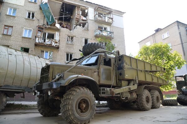 Все это вооружение украинские формирования в спешке побросали при бегстве из Лисичанска. - Sputnik Южная Осетия