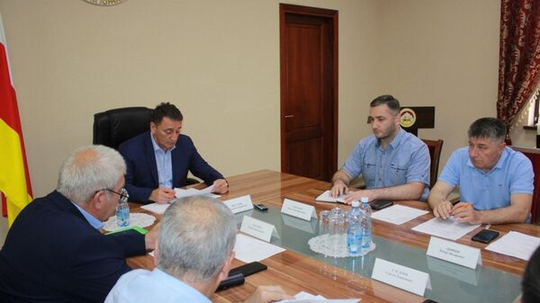 В Правительстве обсудили ход строительства объектов Инвестпрограммы - Sputnik Южная Осетия