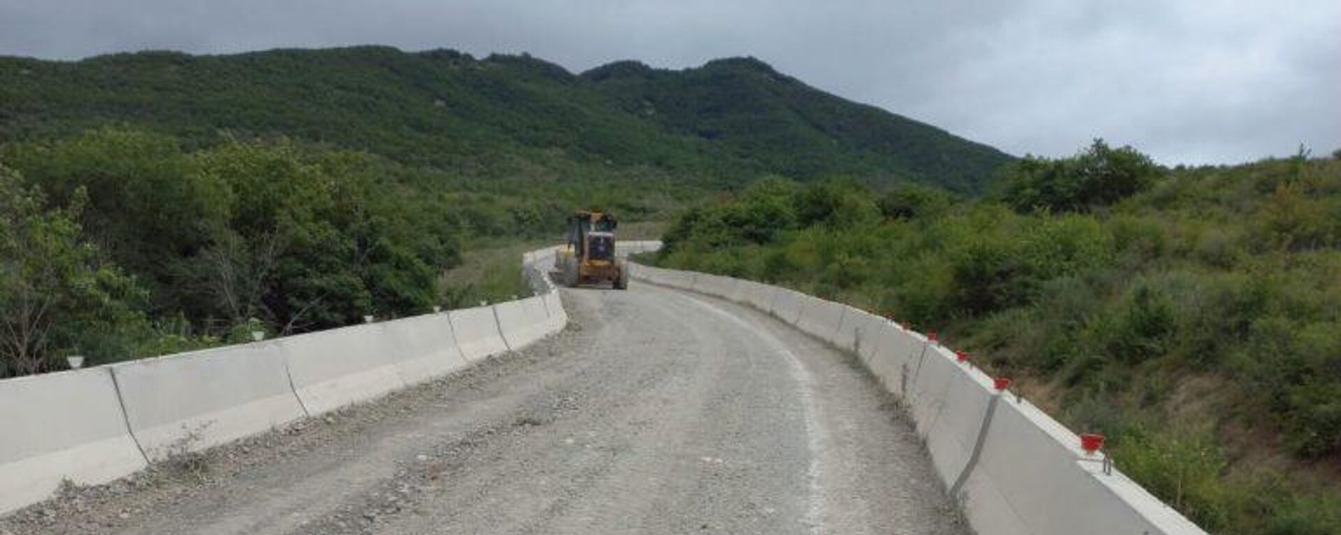 В Южной Осетии дорожники восстанавливают размытую паводком дорогу Гром-Цинагар  - Sputnik Южная Осетия, 1920, 26.07.2022
