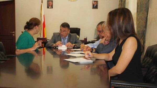 Премьер-министр Константин Джуссоев проводит прием граждан  - Sputnik Южная Осетия
