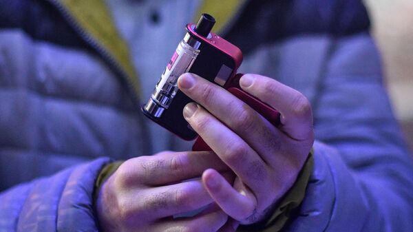 Санакоев: родители должны объяснять детям, чем опасны электронные сигареты - Sputnik Южная Осетия