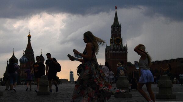 Люди на Красной площади перед грозой в Москве - Sputnik Южная Осетия