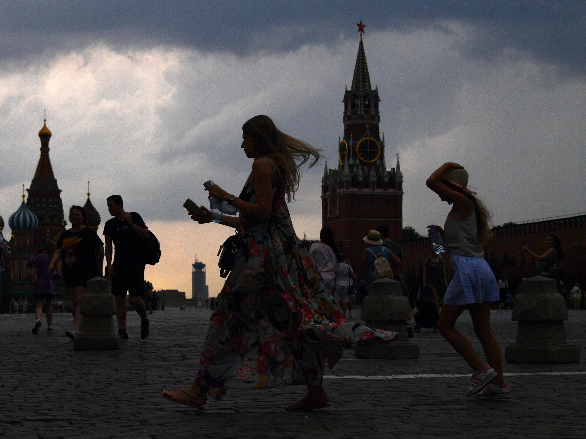 Ветер в москве сегодня когда закончится. Красная площадь Москва дождь. Люди на красной площади. Москва в ливень красная площадь. Человек на фоне красной площади.