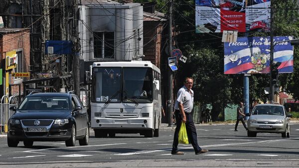 Пассажирский автобус, переданный из Санкт-Петербурга, на маршруте в Мариуполе - Sputnik Южная Осетия