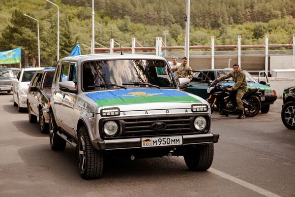 После возложения &quot;голубые береты&quot; отправились на традиционный автопробег по городу. - Sputnik Южная Осетия