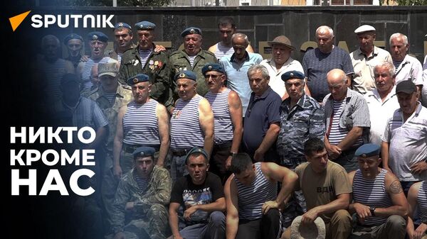 Даже в сердце синева: десантники Южной Осетии отмечают свой праздник - видео - Sputnik Южная Осетия
