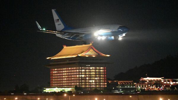 Самолет правительства США с Нэнси Пелоси на борту заходит на посадку в аэропорту Тайбэя, Тайвань - Sputnik Южная Осетия