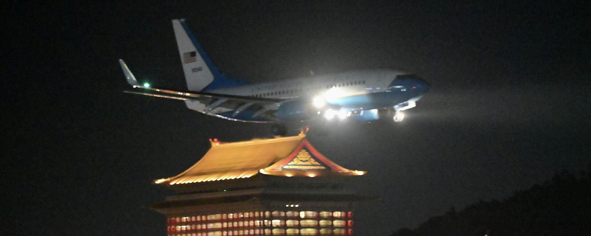 Самолет правительства США с Нэнси Пелоси на борту заходит на посадку в аэропорту Тайбэя, Тайвань - Sputnik Южная Осетия, 1920, 03.08.2022