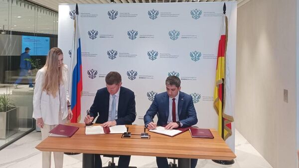 Подписание соглашения между Южной Осетией и Россией о содействии социально-экономическому развитию республики - Sputnik Южная Осетия