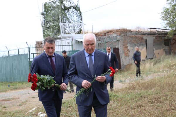Возложение цветов к памятникам погибшим защитникам Южной Осетии  - Sputnik Южная Осетия