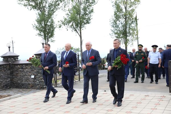 Возложение цветов к памятникам погибшим защитникам Южной Осетии - Sputnik Южная Осетия