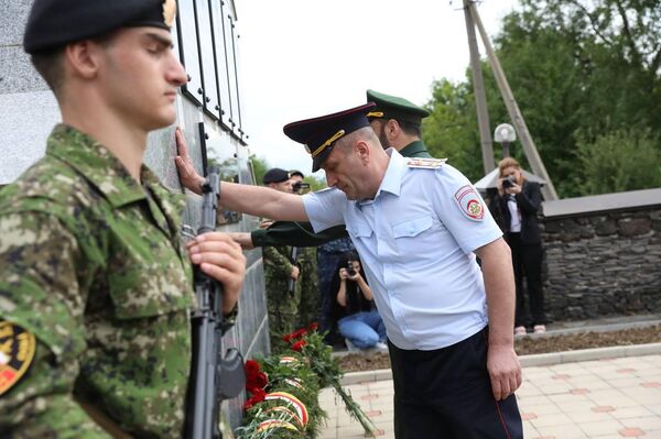 Возложение цветов к памятникам погибшим защитникам Южной Осетии - Sputnik Южная Осетия