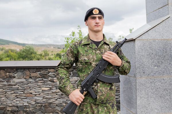 Сотрудник ОМОН возле памятника погибшим в 2008 году бойцам ОМОН  - Sputnik Южная Осетия