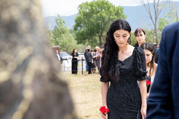 Возложение цветов к кресту на территории базы миротворцев - Sputnik Южная Осетия