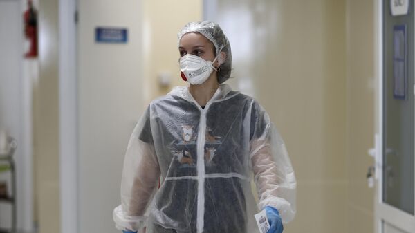 Медицинский работник в отделении для больных коронавирусом COVID-19. Архивное фото  - Sputnik Южная Осетия