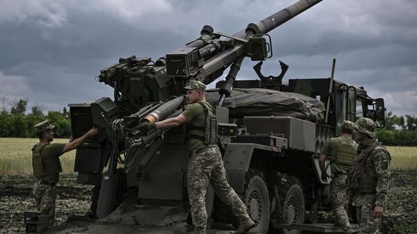 Украинские военнослужащие готовятся вести огонь из французской самоходной артиллерийской установки Цезарь - Sputnik Южная Осетия