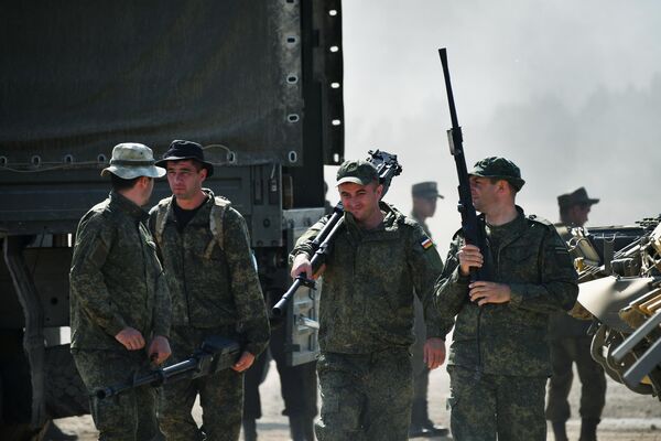 Военнослужащие команды Южной Осетии перед пристрелкой штатного вооружения танка Т-72Б3 на военном полигоне Алабино в Московской области.  - Sputnik Южная Осетия