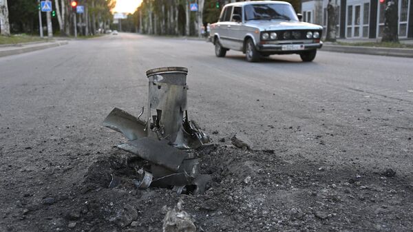 Неразорвавшийся боеприпас на месте обстрела Ленинского района Донецка - Sputnik Южная Осетия