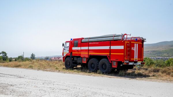Пожарники тушат возгорание  - Sputnik Южная Осетия