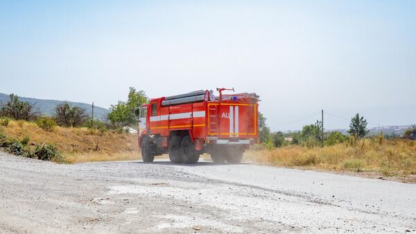 Пожарники тушат возгорание  - Sputnik Южная Осетия