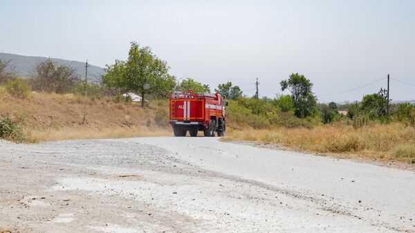 Пожарные тушат возгорание - Sputnik Южная Осетия