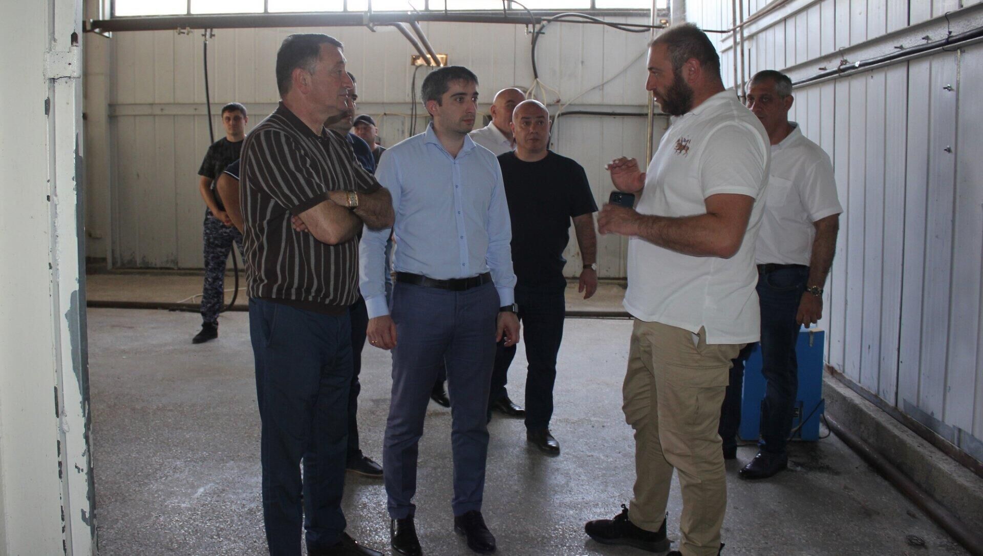 Премьер-министр РЮО Константин Джуссоев посетил Высокогорную кельскую пивоварню - Sputnik Южная Осетия, 1920, 19.08.2022