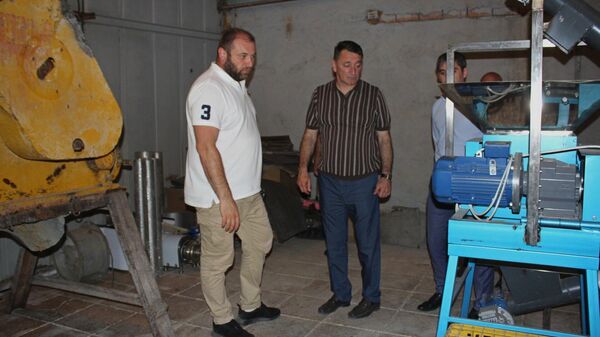 Премьер-министр РЮО Константин Джуссоев посетил Высокогорную кельскую пивоварню - Sputnik Южная Осетия